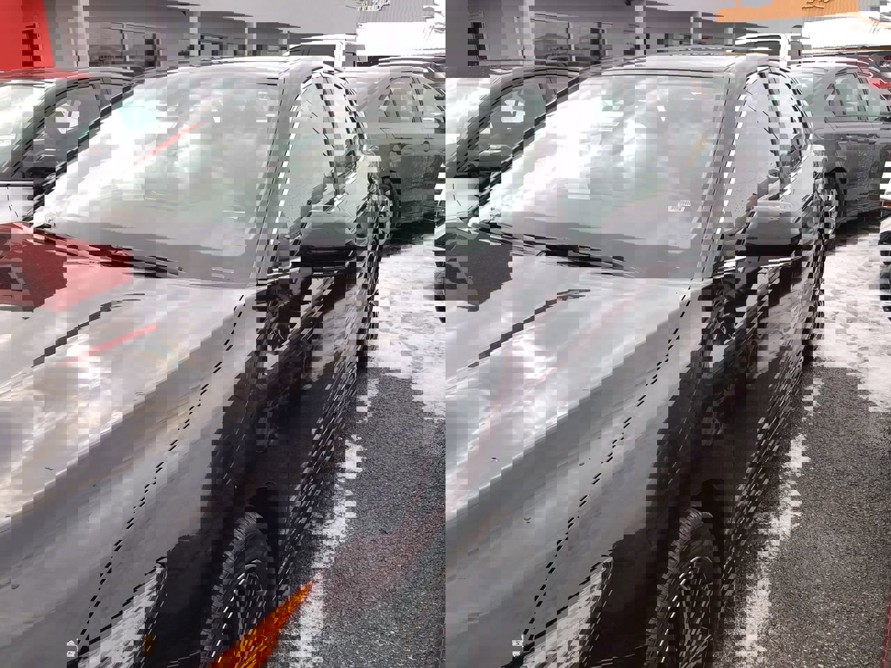 Used 2024 Toyota Camry SE image 3