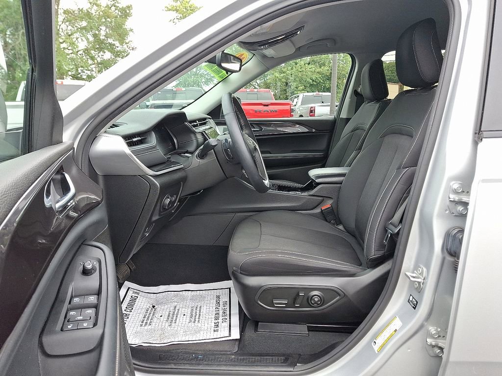 Used 2022 Jeep Grand Cherokee L Laredo w/ Luxury Tech Group I image 14