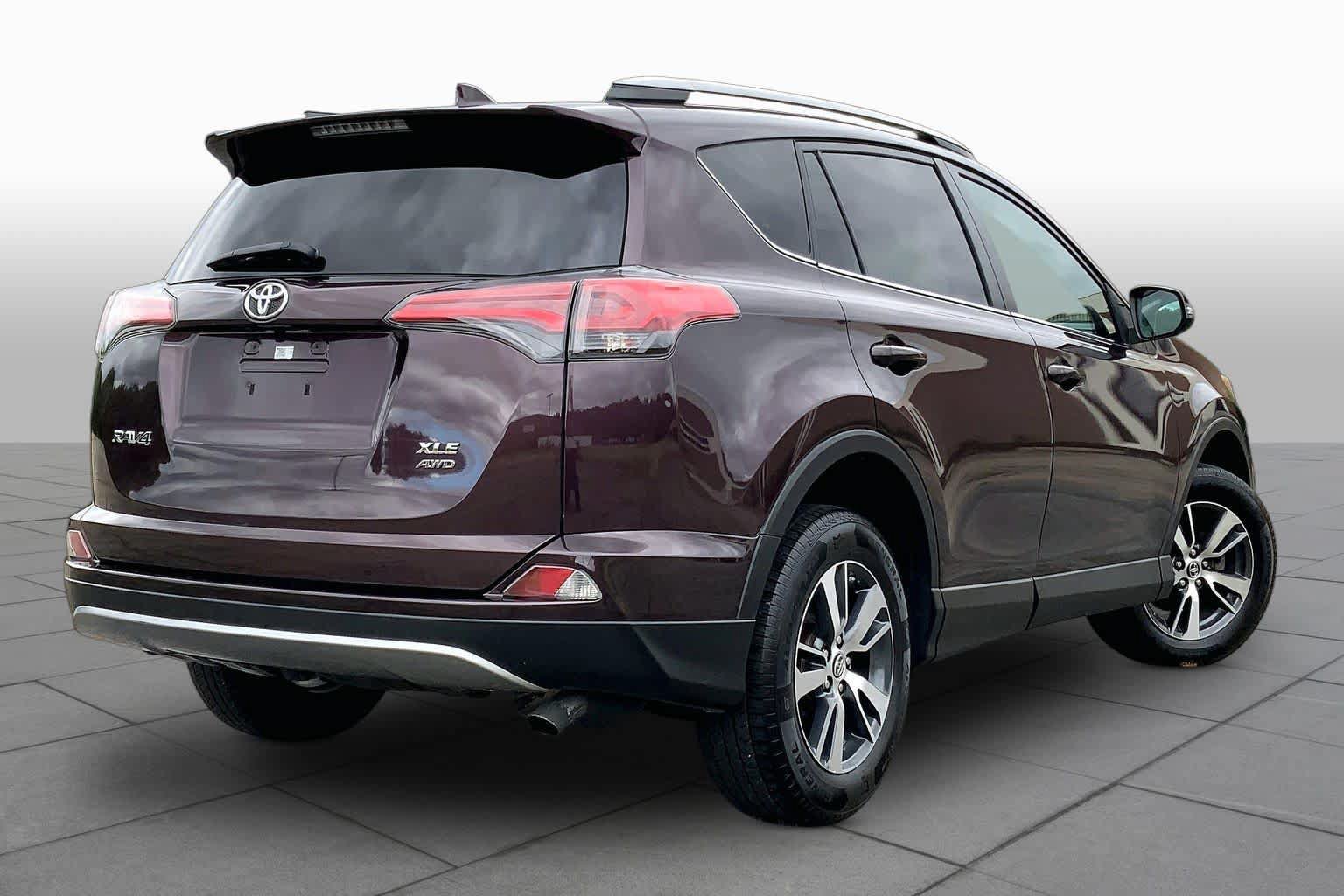 Used 2017 Toyota RAV4 XLE AWD/4WD image 13