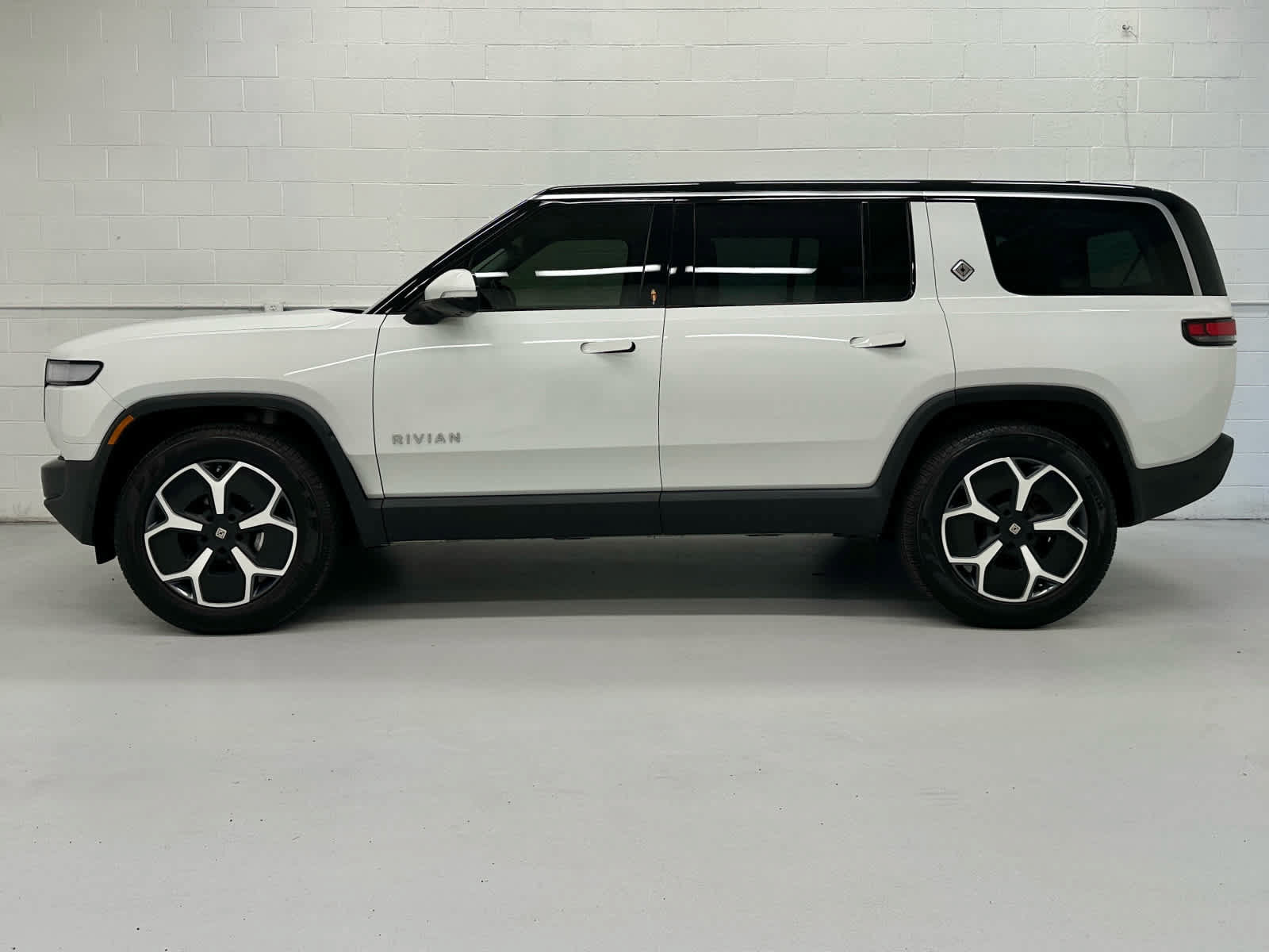Used 2023 Rivian R1S Adventure Dual AWD/4WD image 3