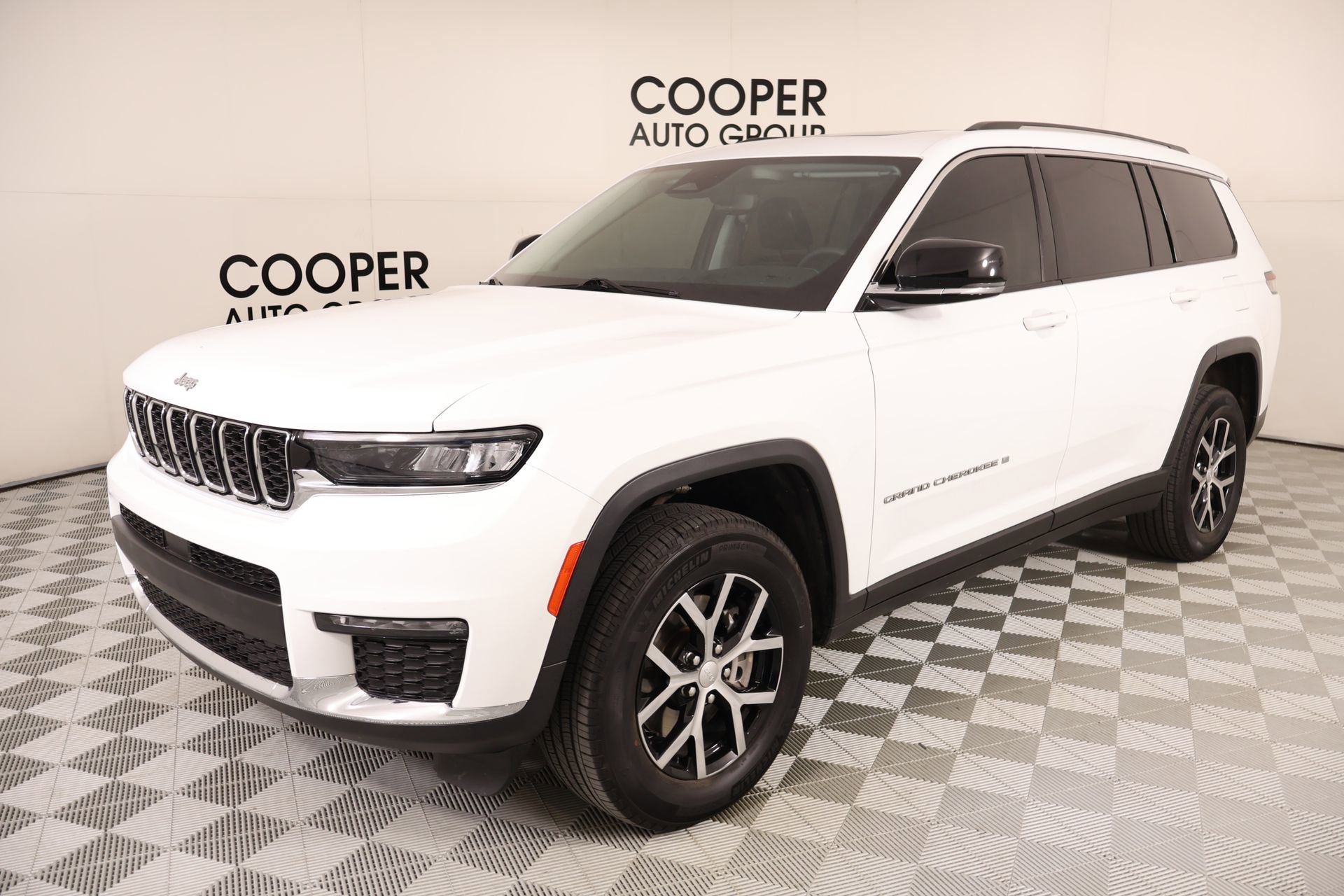 Used 2023 Jeep Grand Cherokee L Limited AWD/4WD image 11