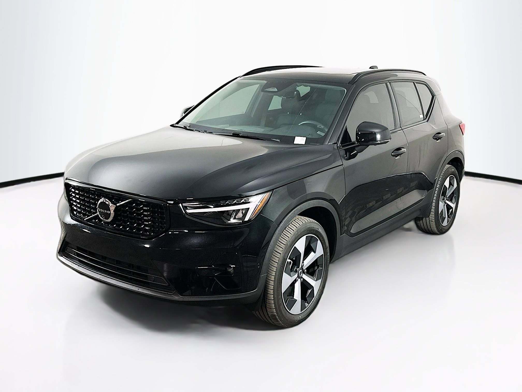Used 2024 Volvo XC40 B5 Plus image 3