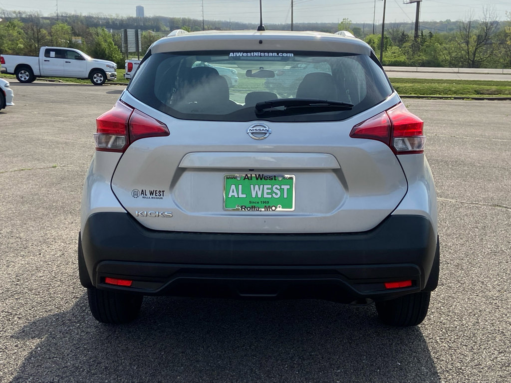 Used 2019 Nissan Kicks S image 9