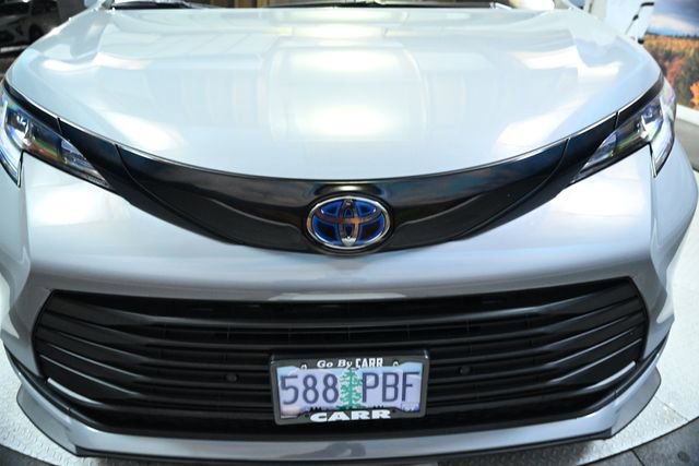 Used 2025 Toyota Sienna XLE Woodland Edition image 18