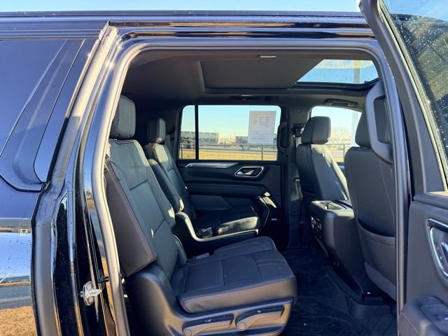 Used 2024 Chevrolet Suburban RST w/ Luxury Package image 9