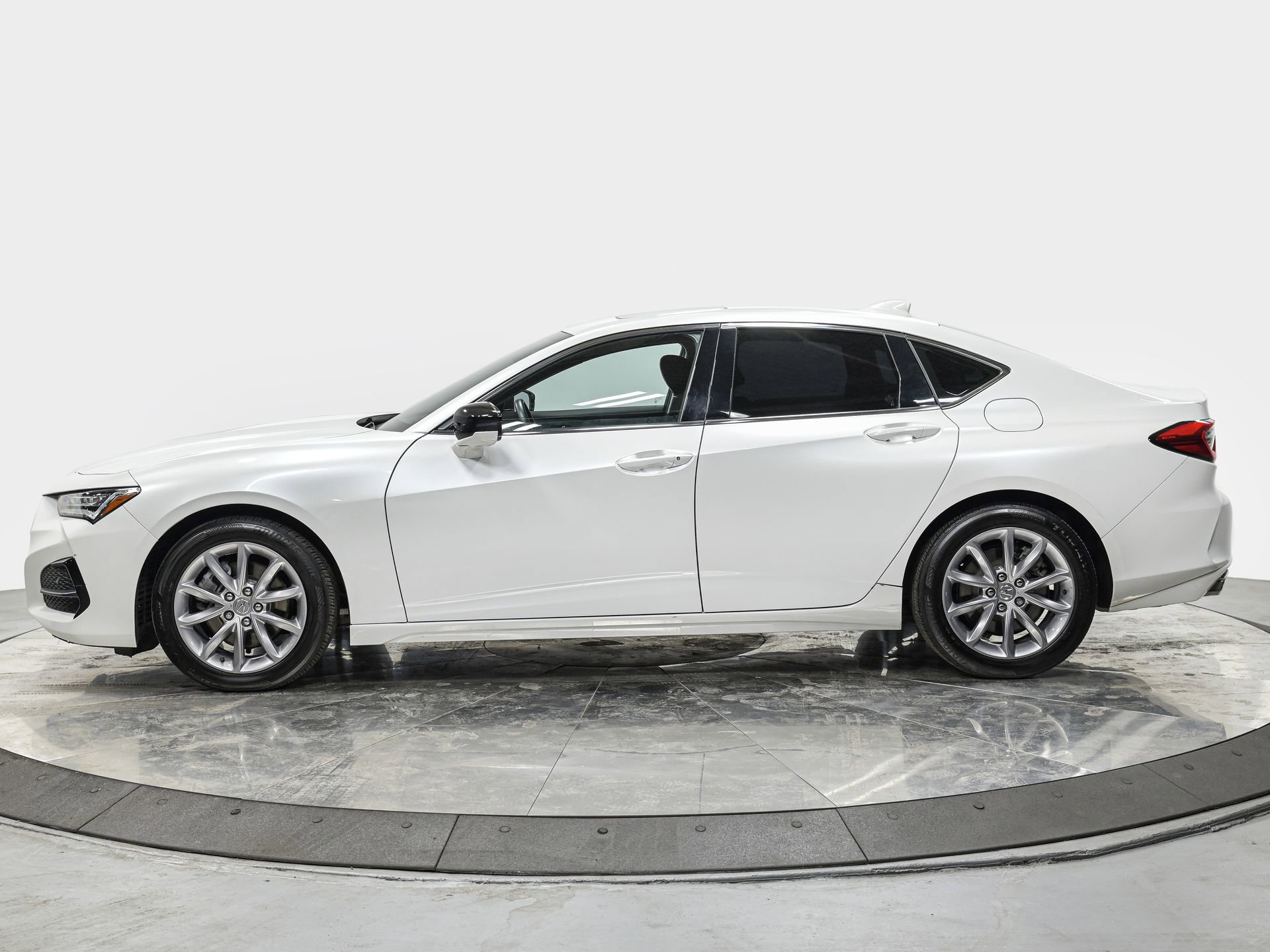 Used 2023 Acura TLX image 2