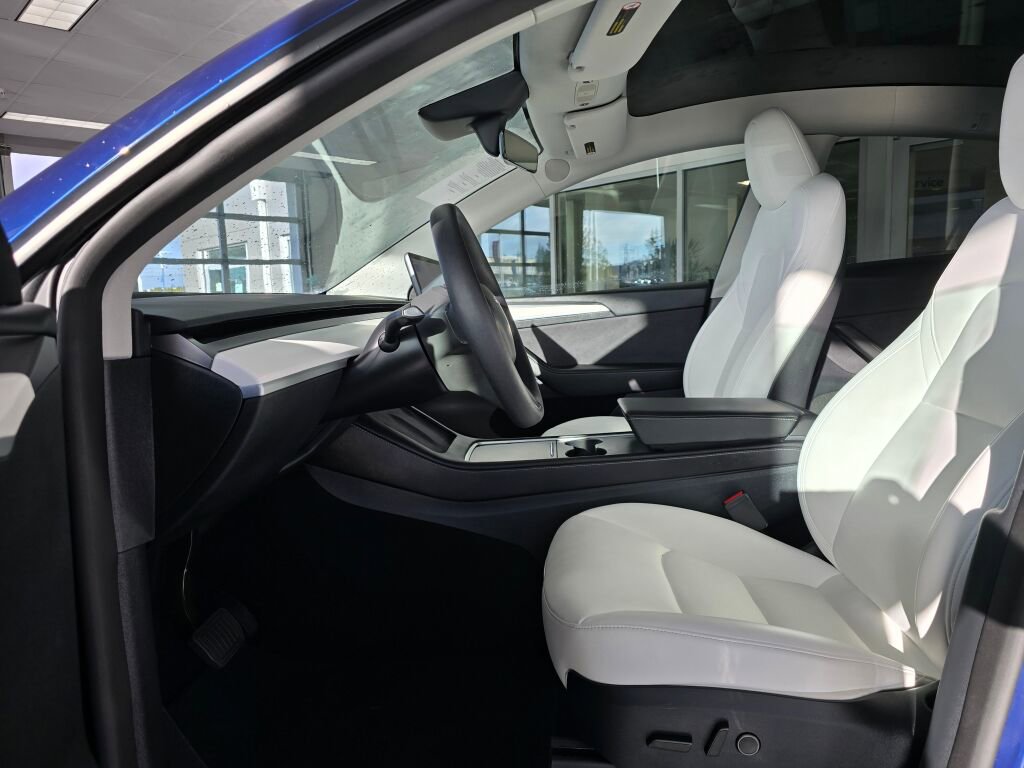 Used 2025 Tesla Model Y Long Range image 22