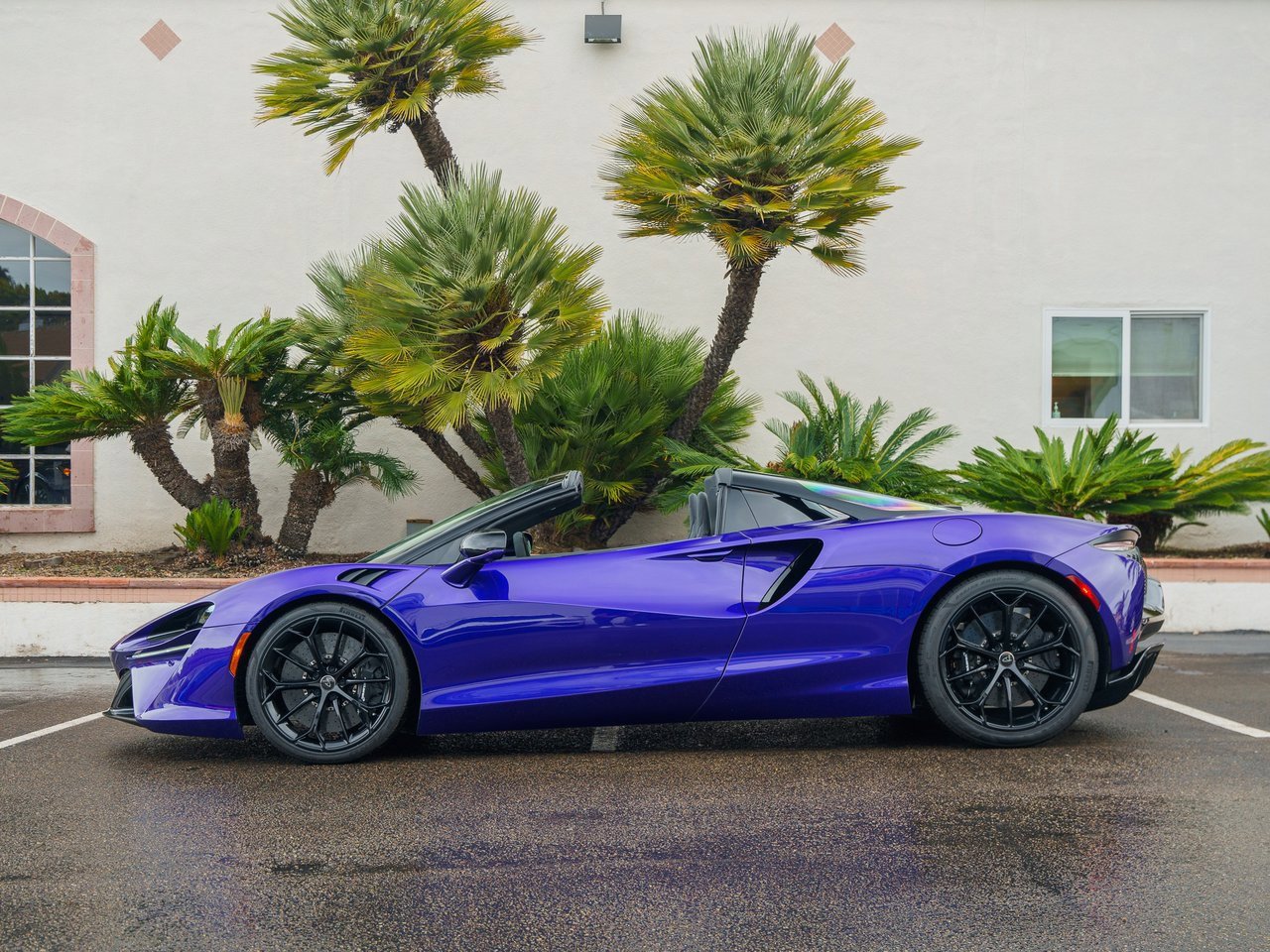 Used 2025 McLaren Artura Spider image 18