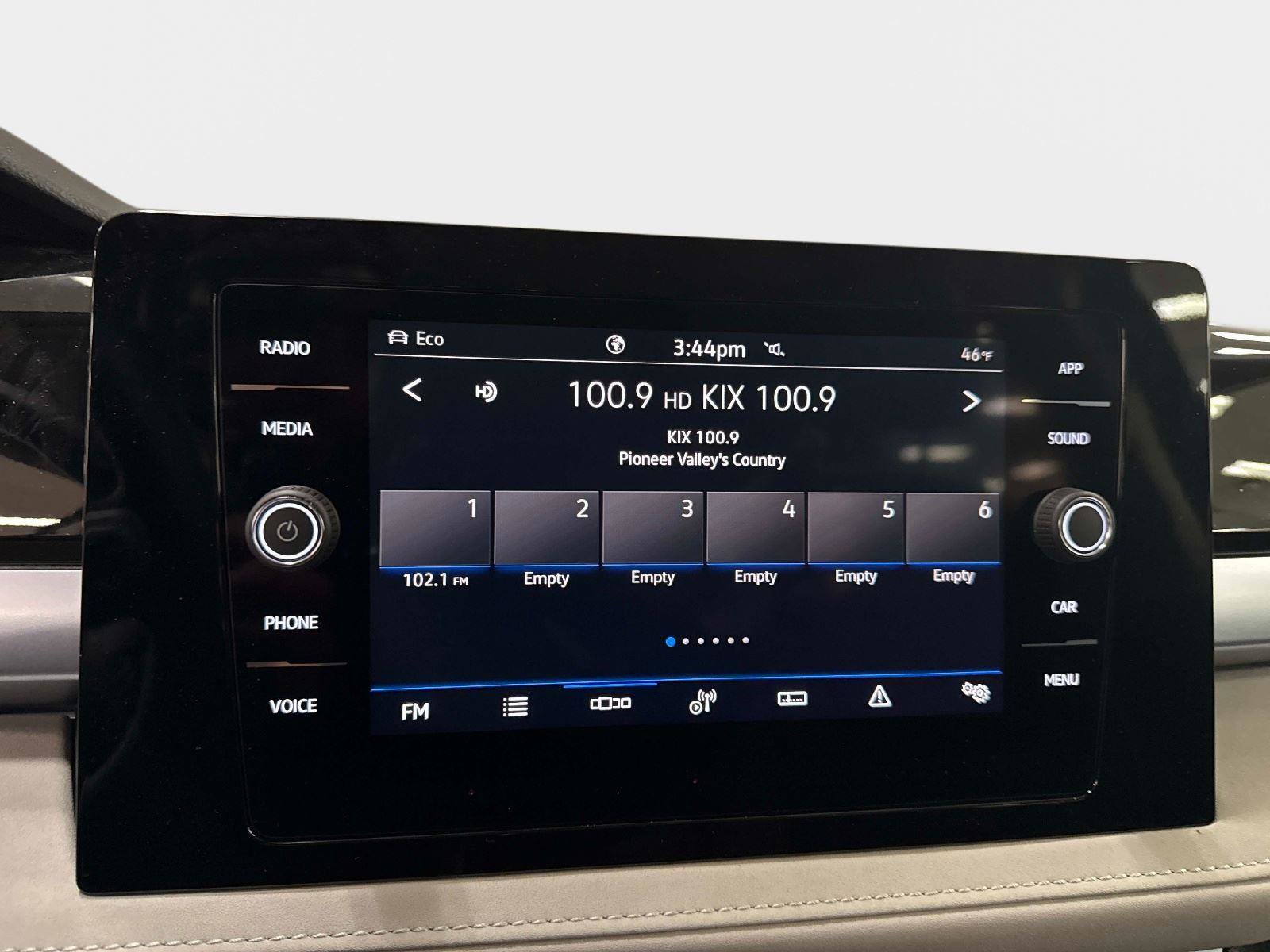 New 2026 Volkswagen Taos SE image 13