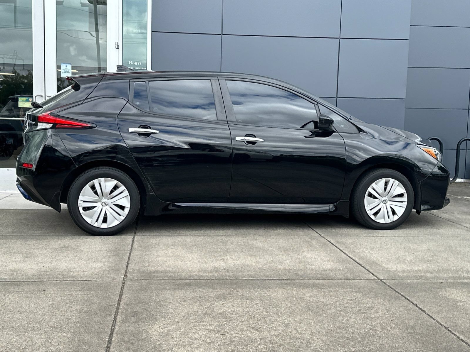 Used 2022 Nissan Leaf S FWD image 2