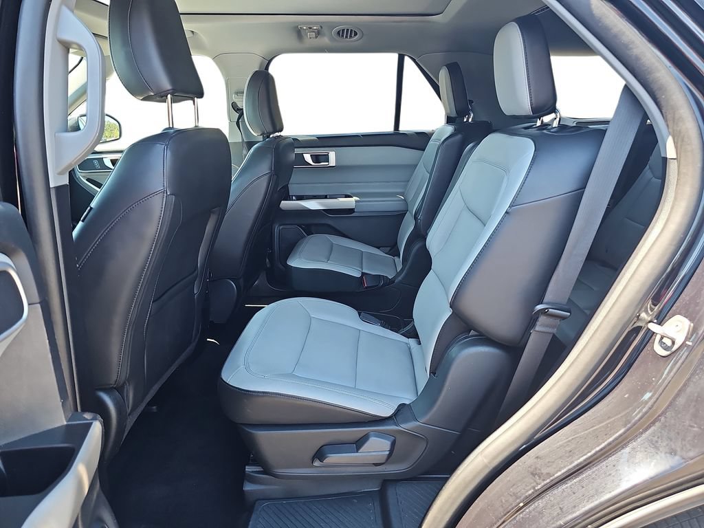 Used 2021 Ford Explorer XLT w/ Equipment Group 202A AWD/4WD image 14