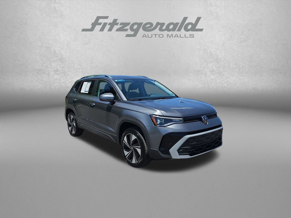 Used 2025 Volkswagen Taos SE AWD/4WD image 1
