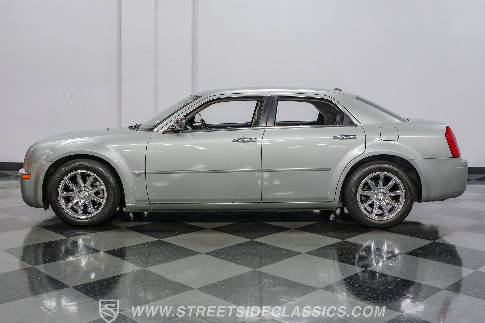 Used 2005 Chrysler 300 C w/ Navigation & Sound Group II RWD image 2
