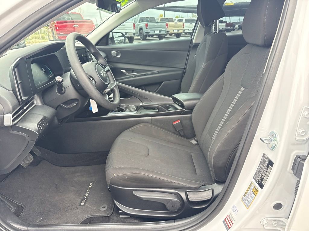 Used 2025 Hyundai Elantra SE image 23