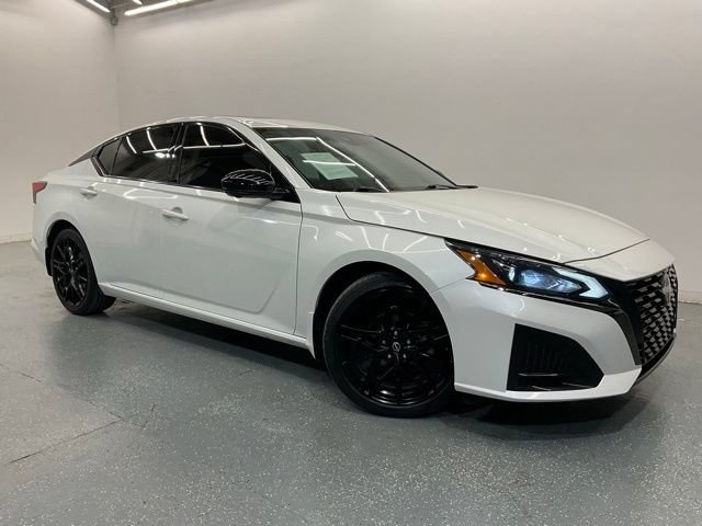 Used 2023 Nissan Altima 2.0 SR FWD image 2