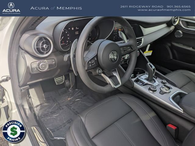 Used 2025 Alfa Romeo Giulia AWD image 13