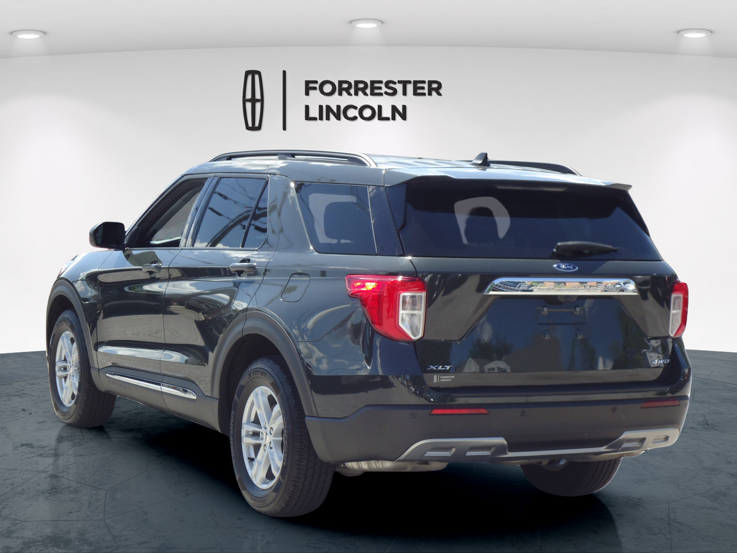 Used 2023 Ford Explorer XLT w/ Equipment Group 202A AWD/4WD image 5