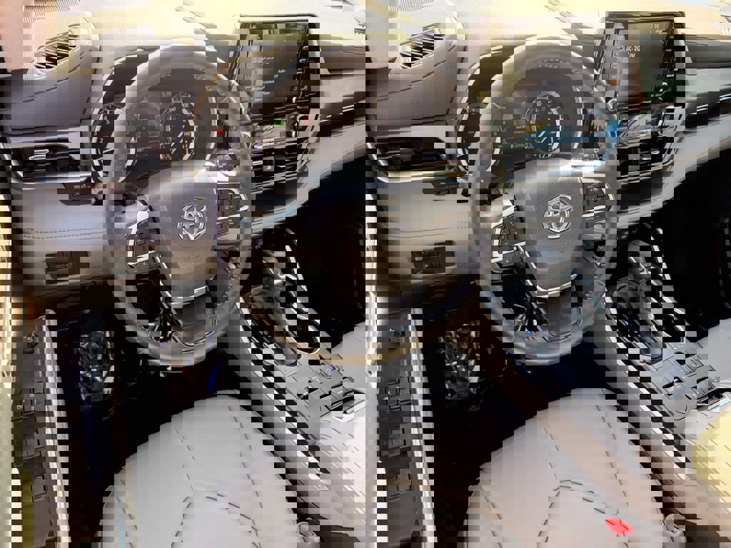 Used 2022 Toyota Highlander XLE image 25