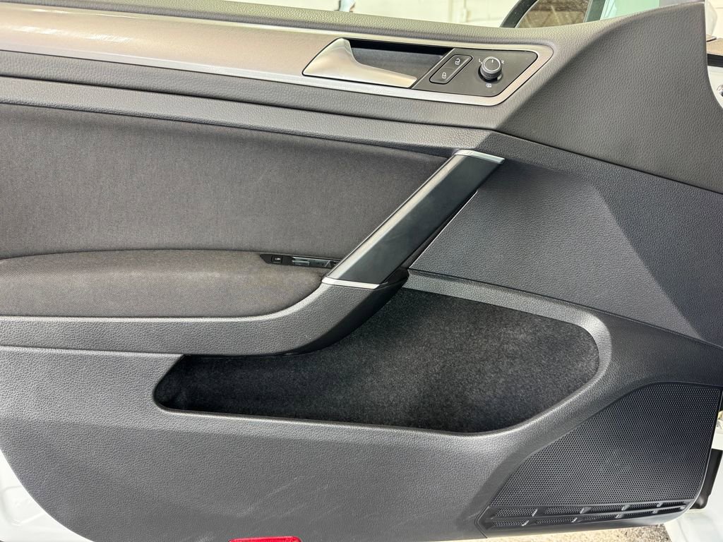 Used 2016 Volkswagen e-Golf SE w/ DC Fast Charging Package FWD image 10