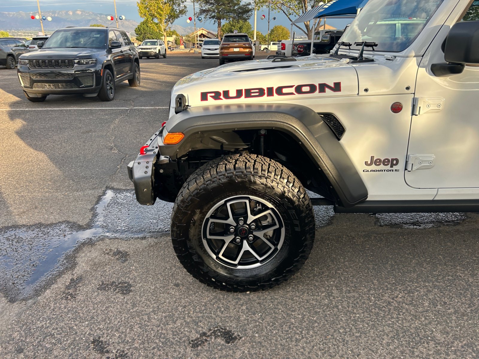 Used 2025 Jeep Gladiator Rubicon w/ Convenience Group AWD/4WD image 26