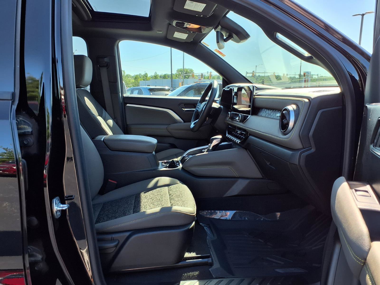 Used 2024 Chevrolet Colorado ZR2 w/ Technology Package AWD/4WD image 27