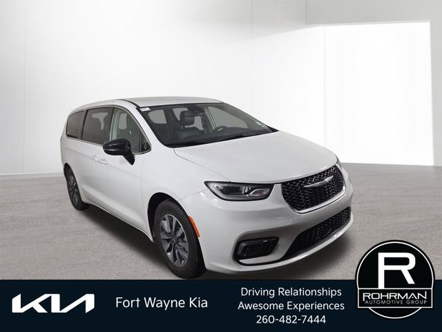 Used 2024 Chrysler Pacifica Select image 4