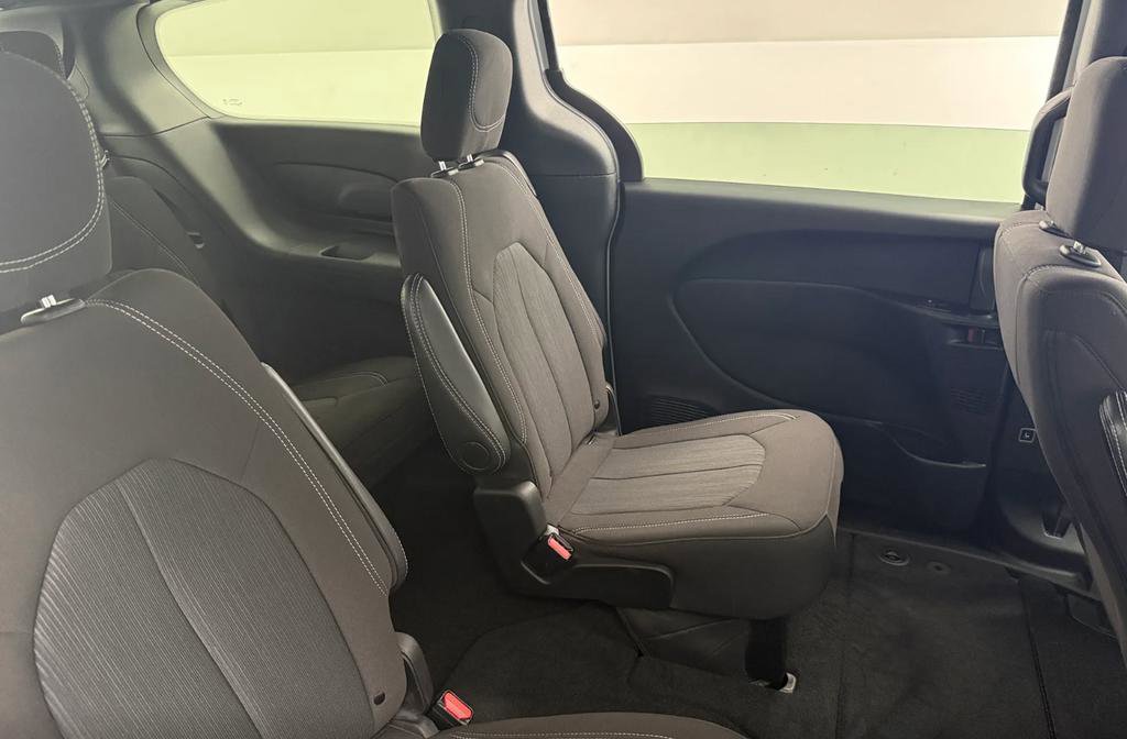 Certified 2023 Chrysler Pacifica Touring-L image 11