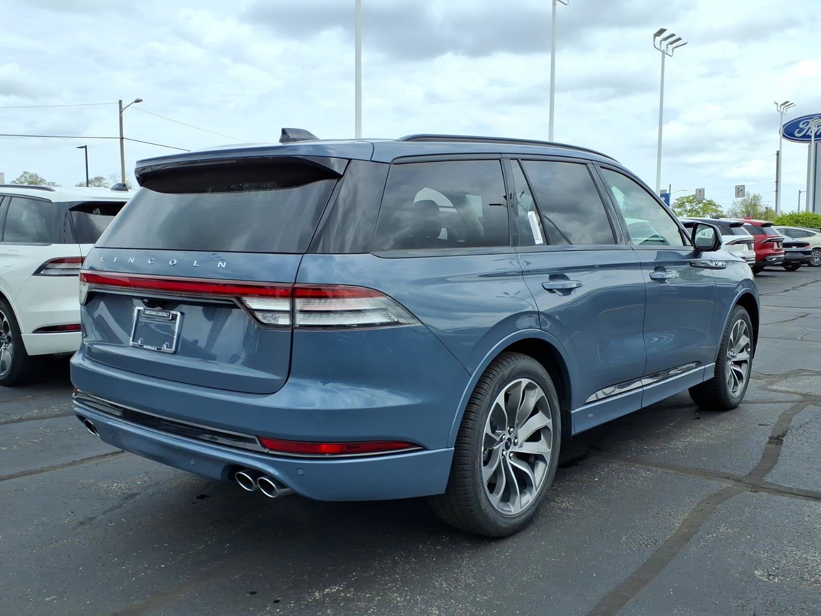 New 2026 Lincoln Aviator AWD w/ Jet Appearance Package image 9