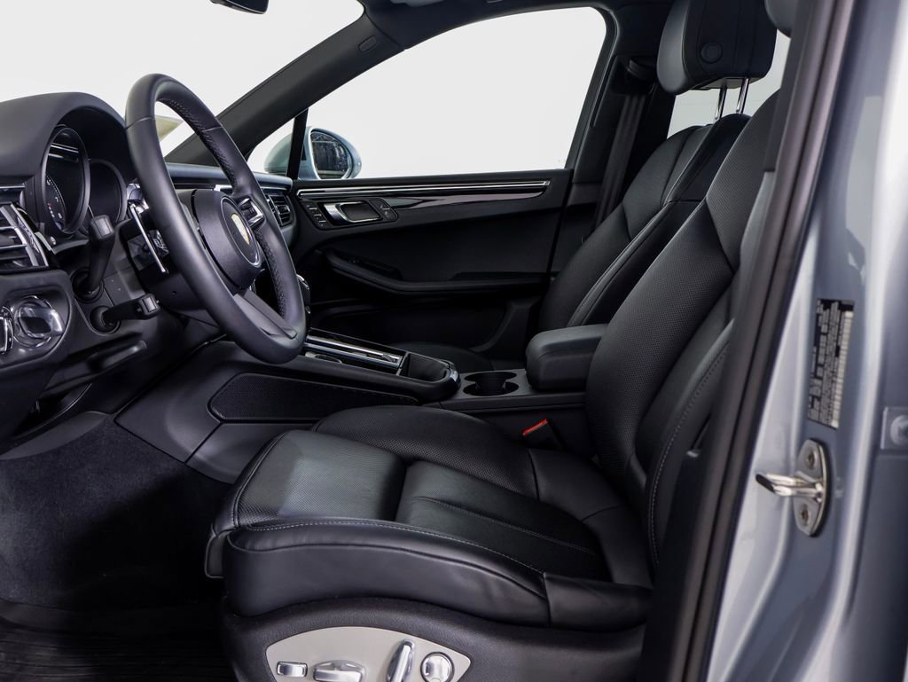 Certified 2025 Porsche Macan AWD/4WD image 5