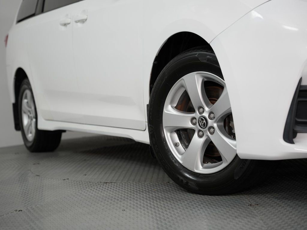 Used 2018 Toyota Sienna LE w/ Carpet Mat Package image 17