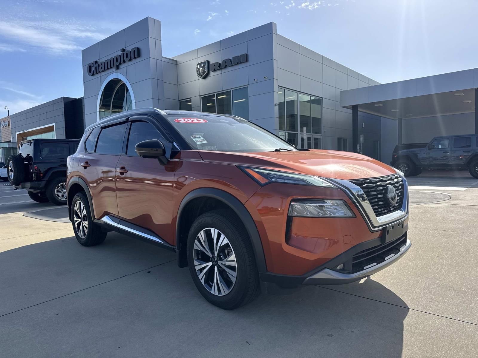 Used 2022 Nissan Rogue SL image 1