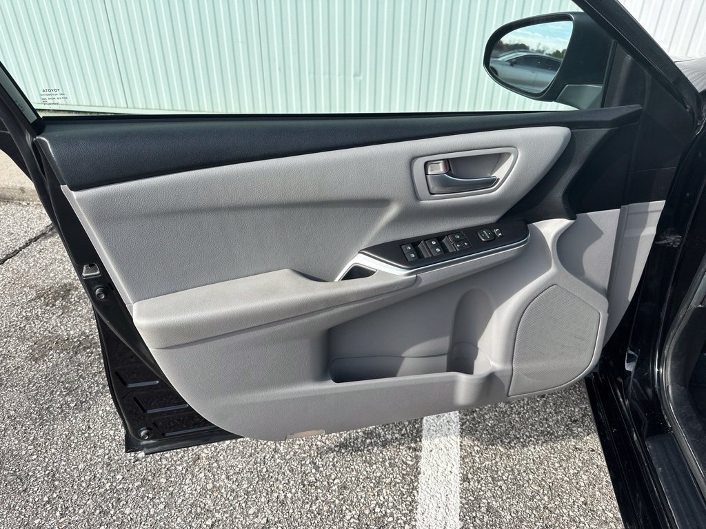 Used 2015 Toyota Camry SE FWD image 13