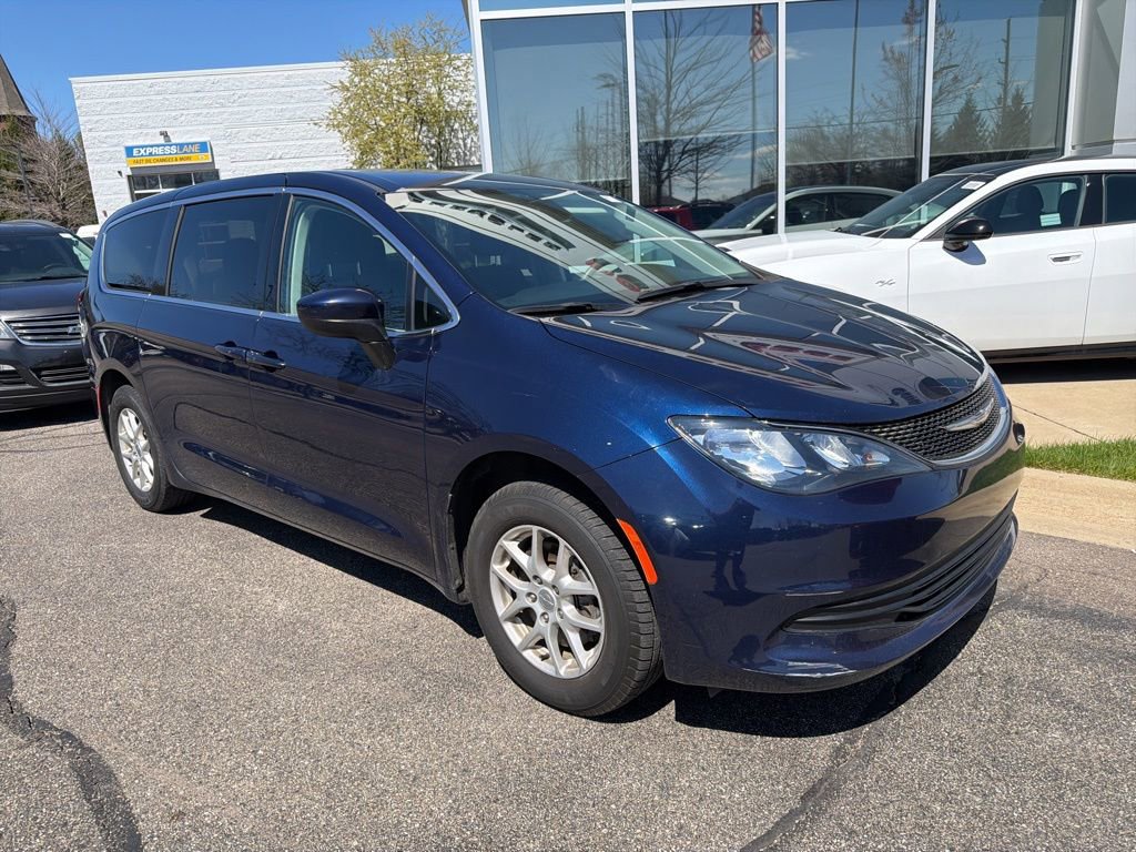 Used 2017 Chrysler Pacifica Touring FWD image 1
