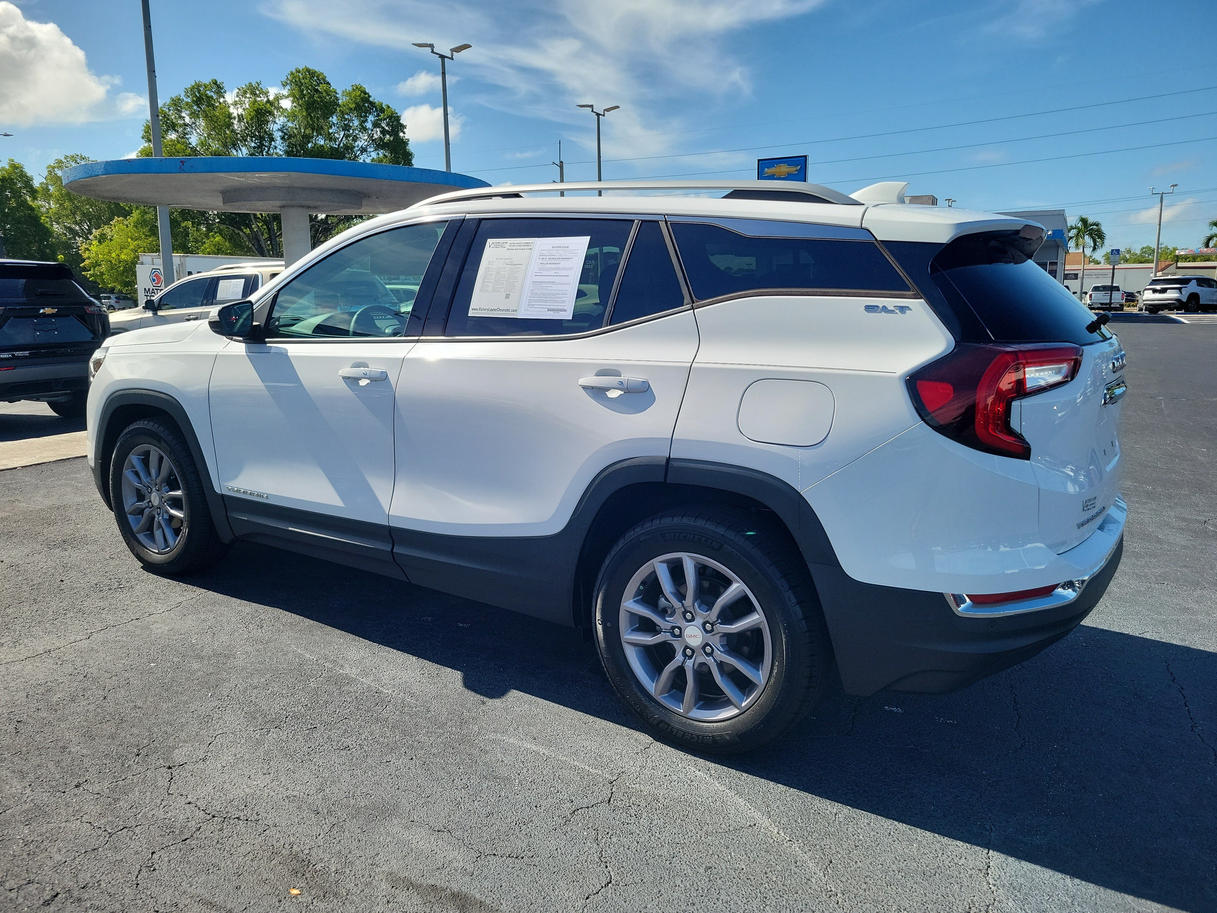 Used 2023 GMC Terrain SLT FWD image 3