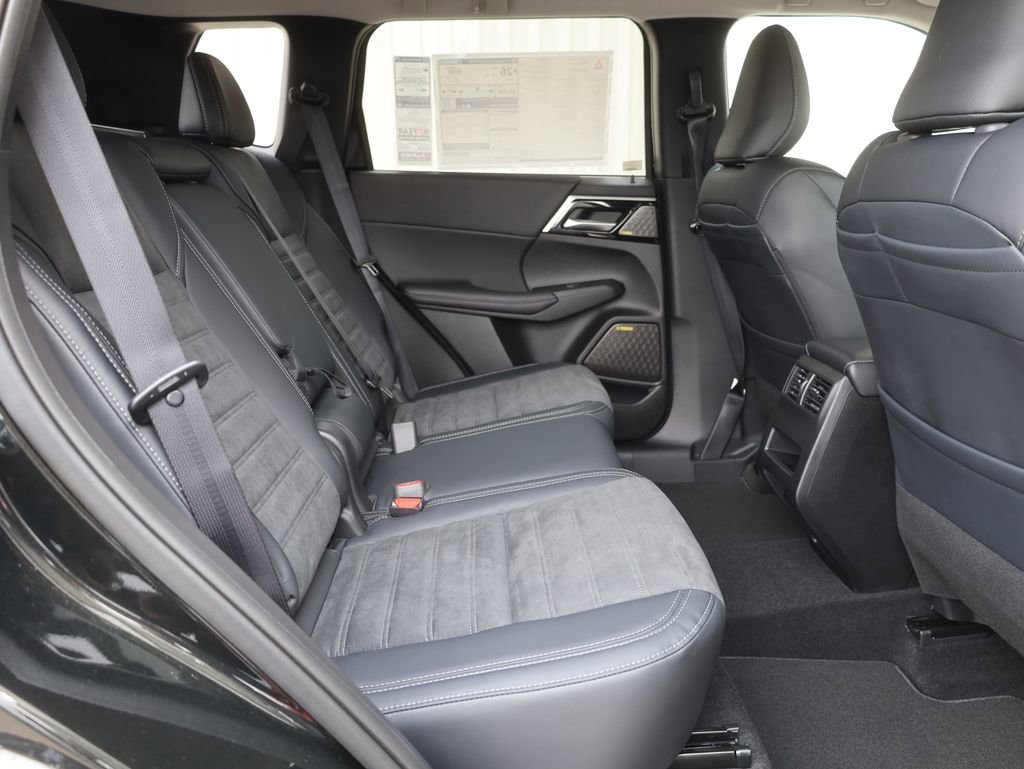 New 2025 Mitsubishi Outlander SE image 17
