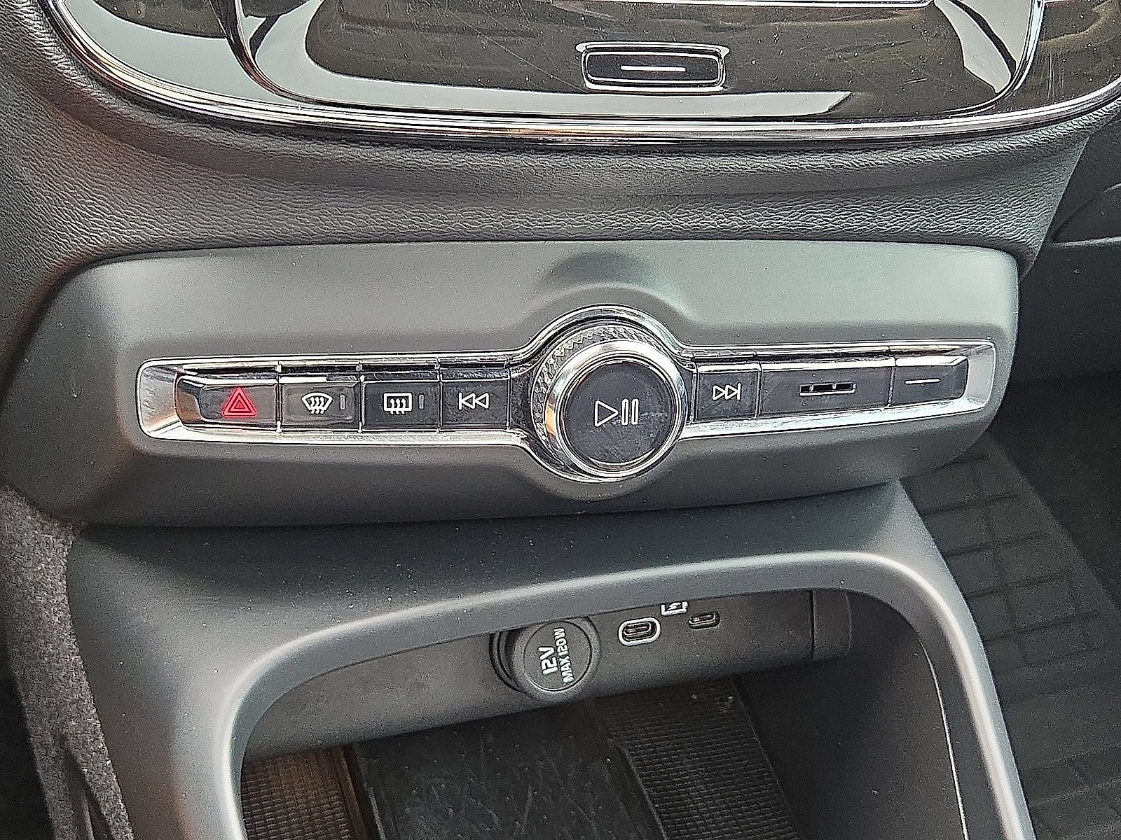 Used 2023 Volvo XC40 B5 Plus AWD/4WD image 30