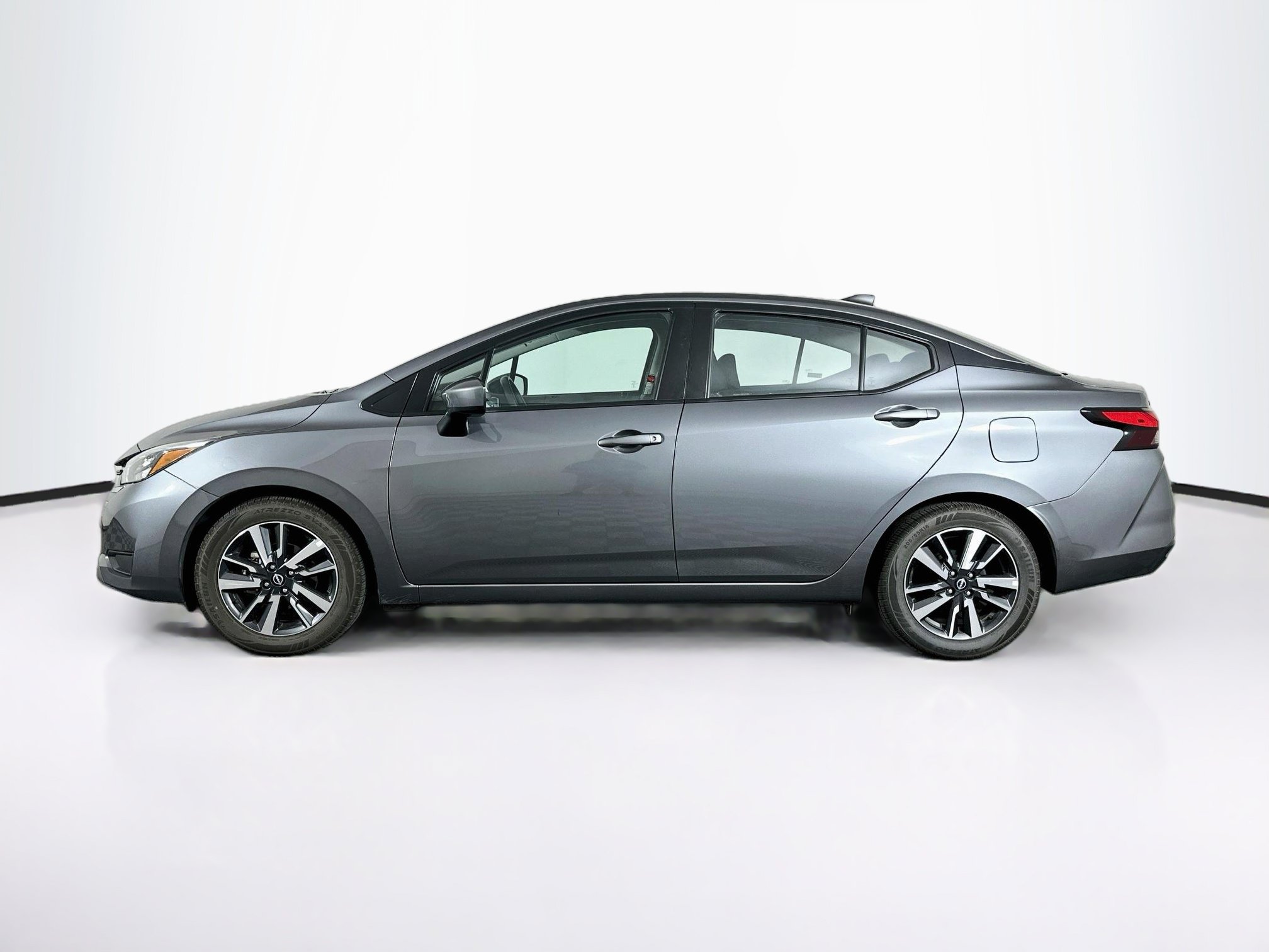 Used 2025 Nissan Versa SV FWD image 4