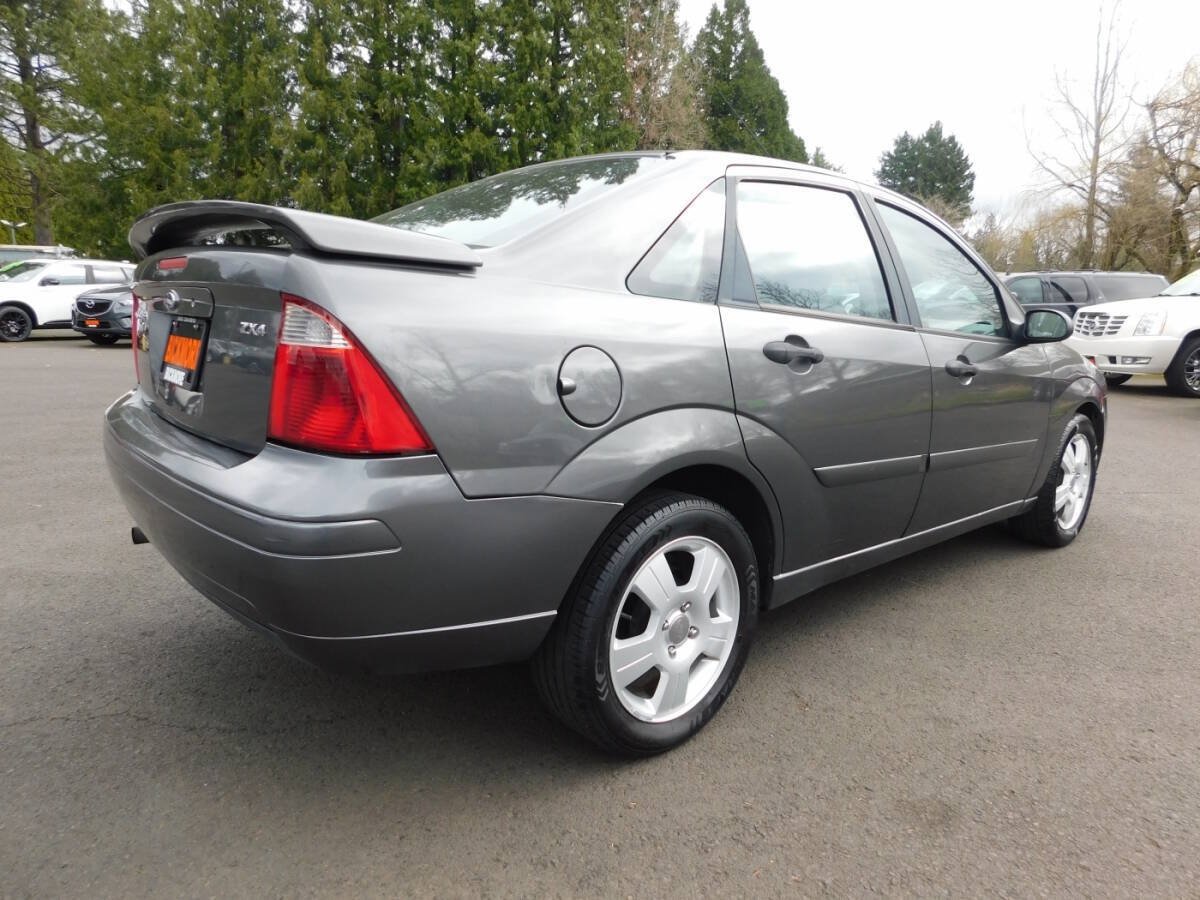 Used 2006 Ford Focus SES FWD image 2