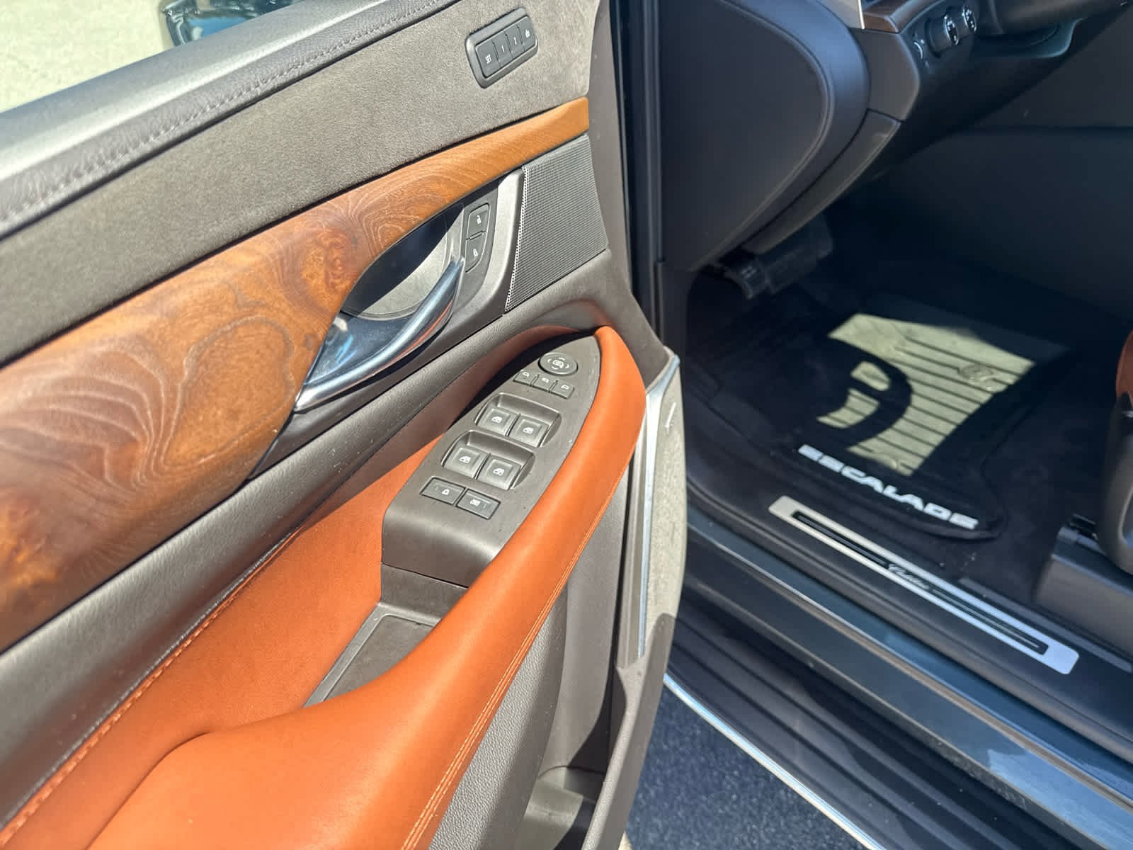 Used 2020 Cadillac Escalade Luxury AWD/4WD image 14