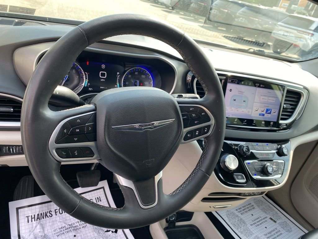 Used 2023 Chrysler Pacifica Touring-L image 28