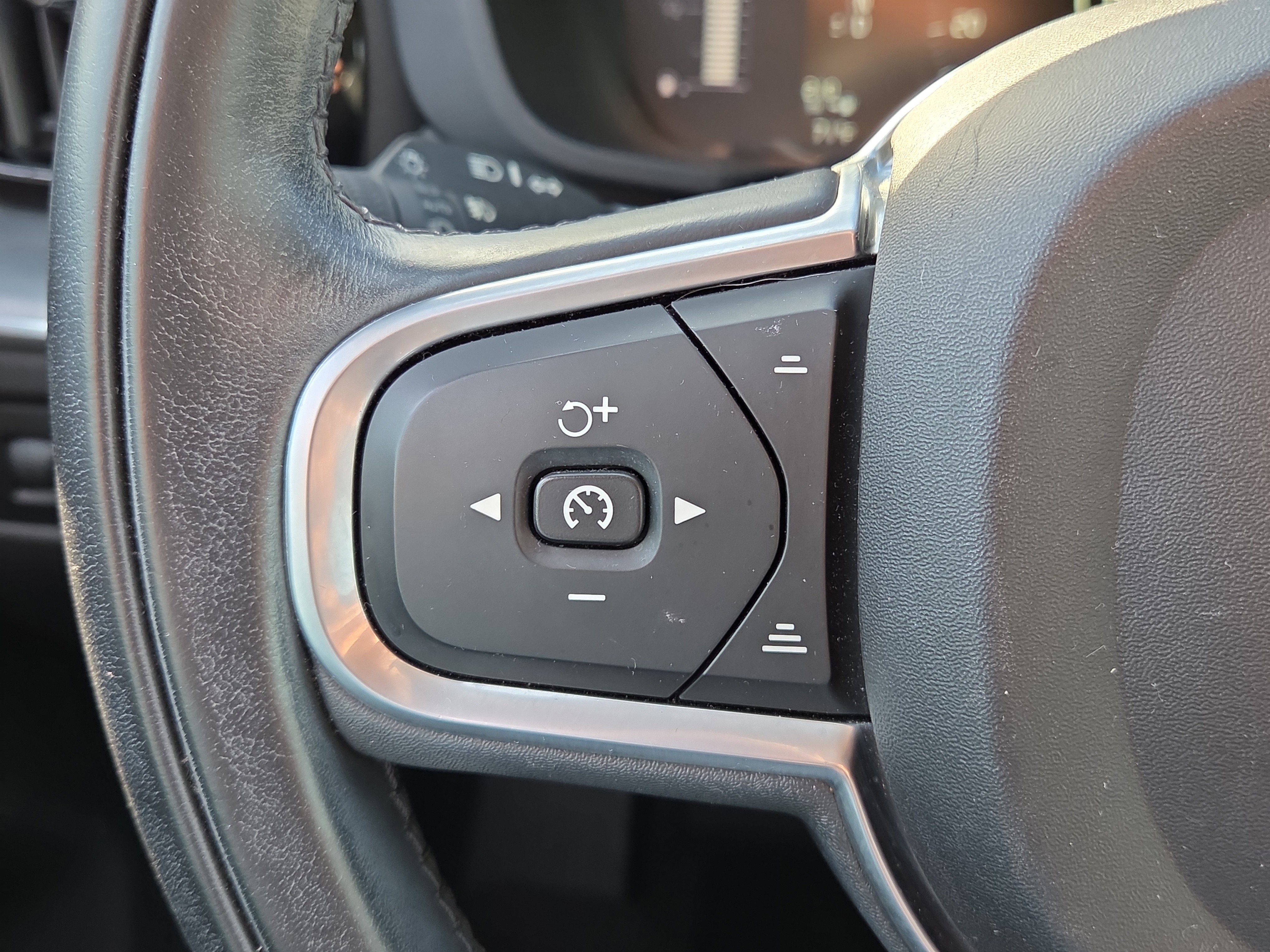 Used 2018 Volvo XC60 T5 Momentum w/ Convenience Package image 19