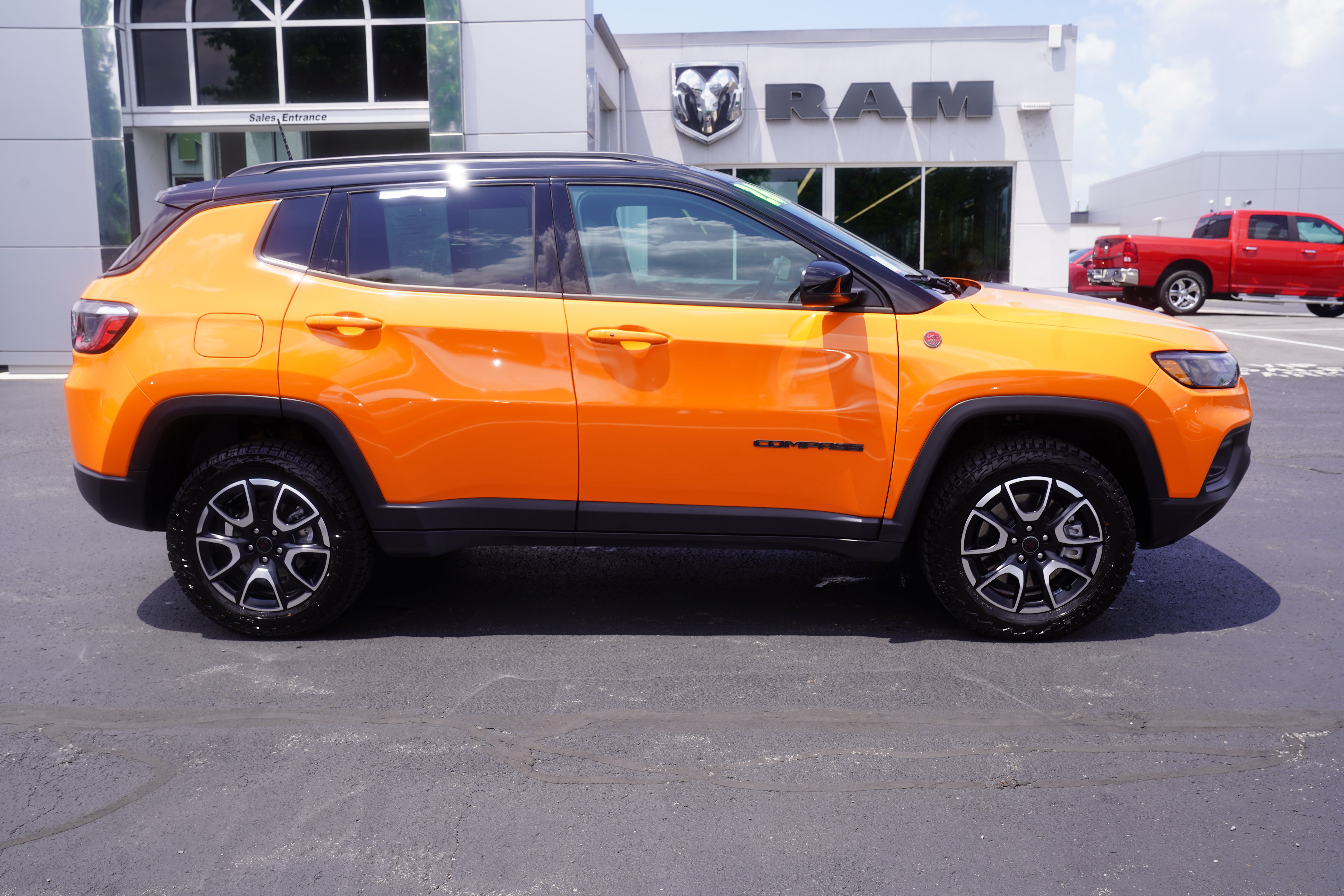 Used 2026 Jeep Compass Trailhawk AWD/4WD image 2