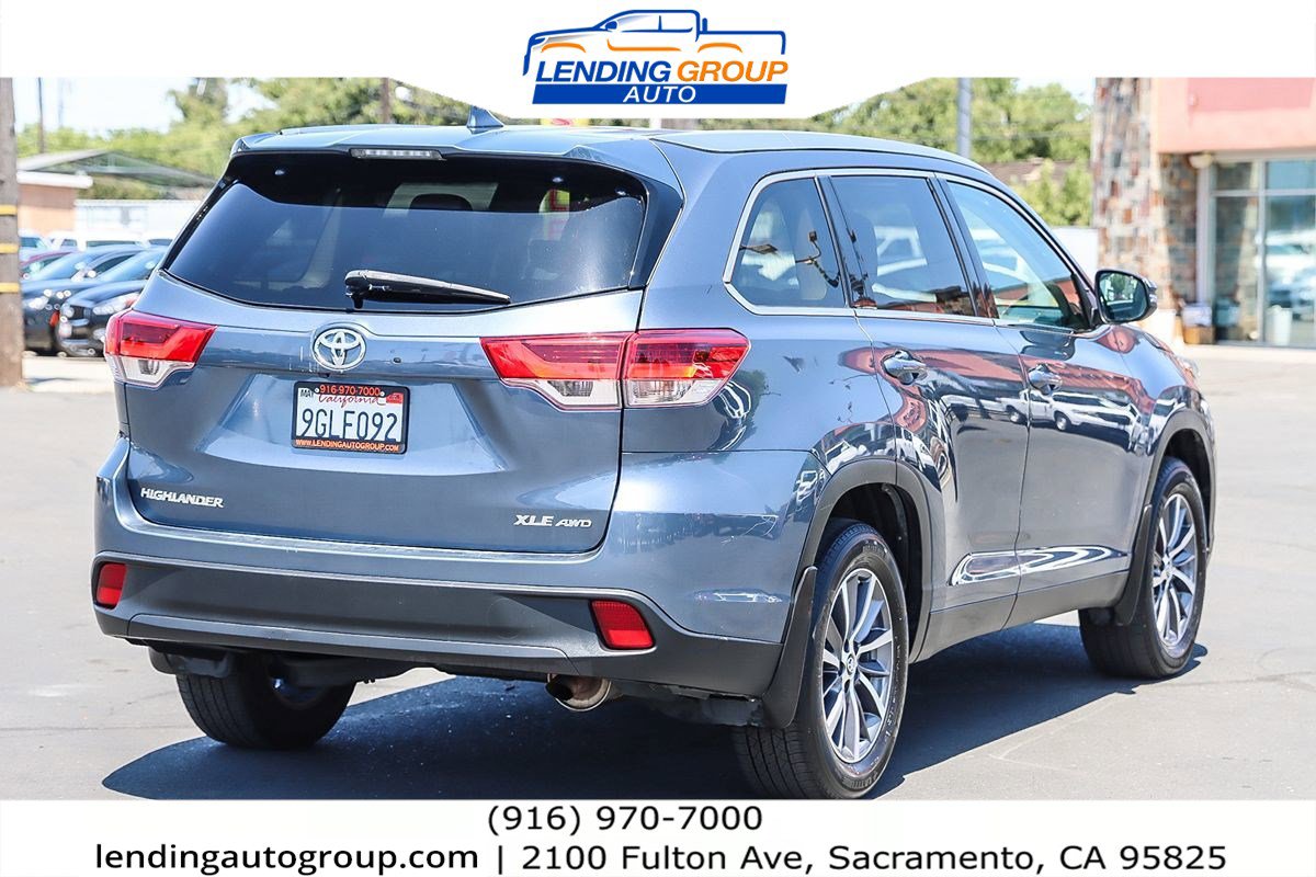 Used 2019 Toyota Highlander XLE w/ Carpet Mat Package (TMS) image 4
