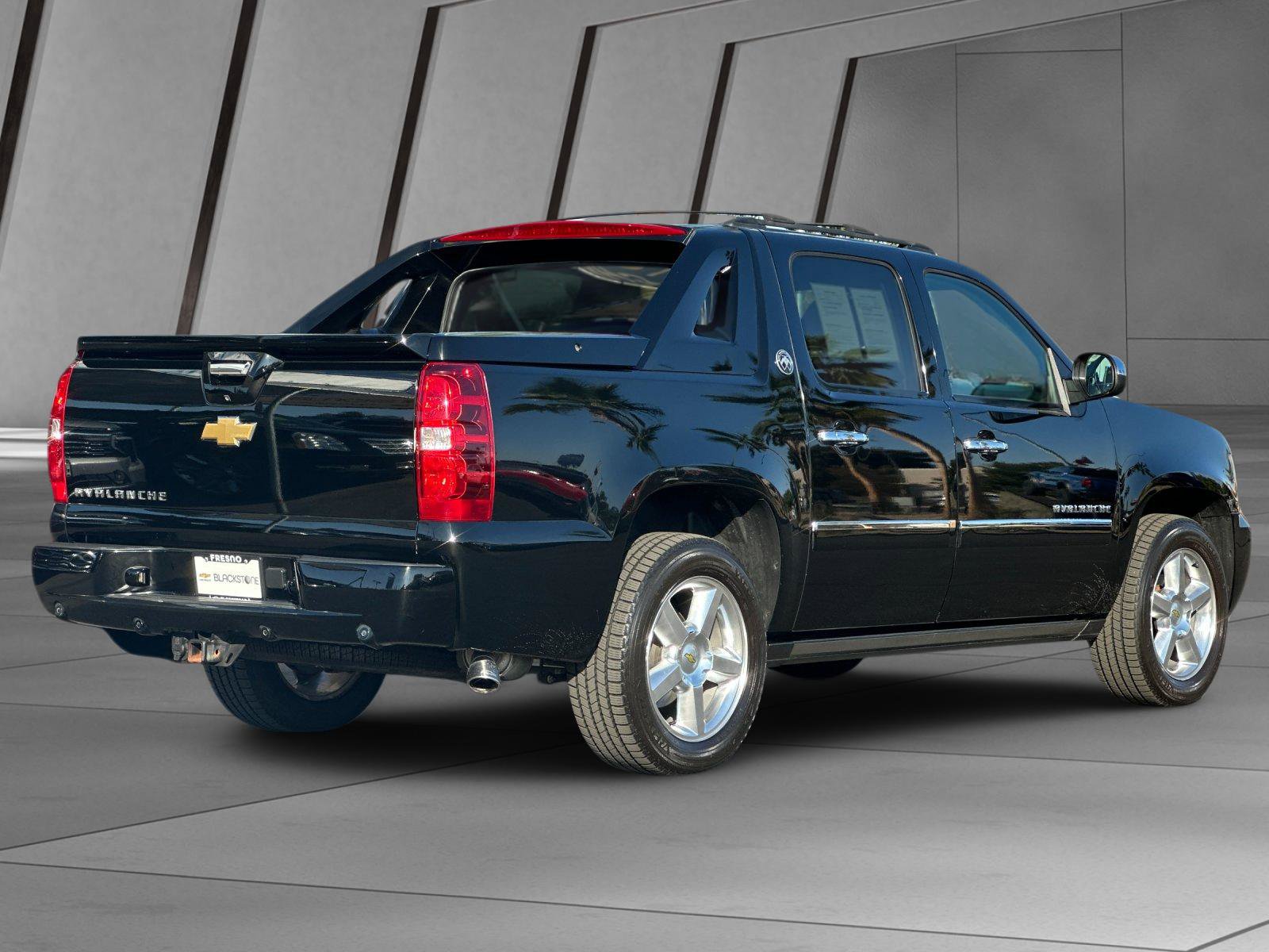 Used 2013 Chevrolet Avalanche LTZ AWD/4WD image 4