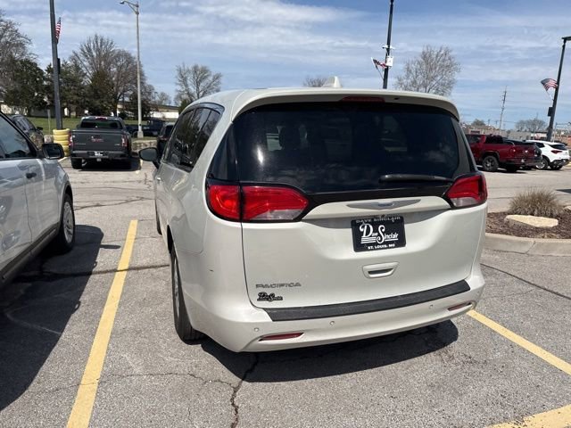 Used 2017 Chrysler Pacifica Touring w/ Tire & Wheel Group image 7