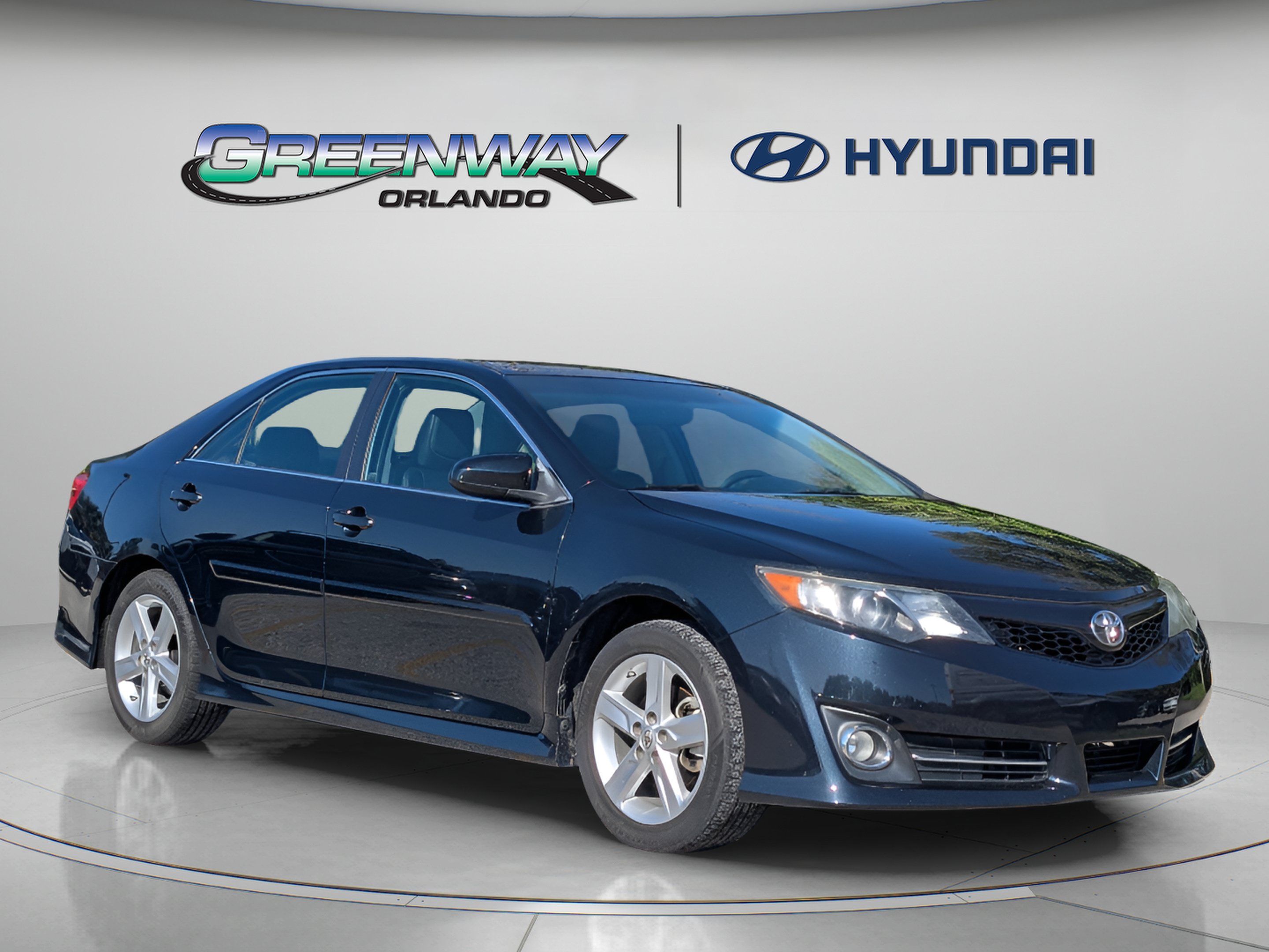 Used 2014 Toyota Camry SE FWD image 2