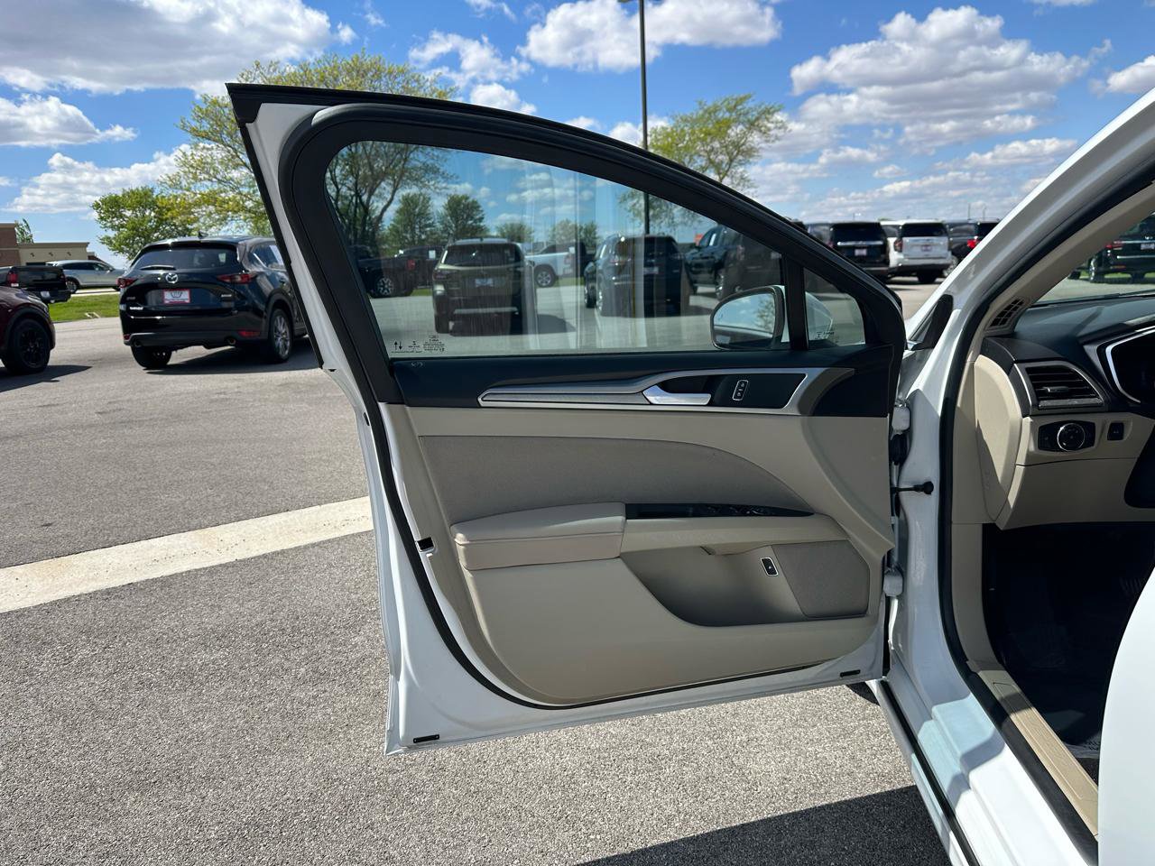 Used 2020 Ford Fusion SE FWD image 11