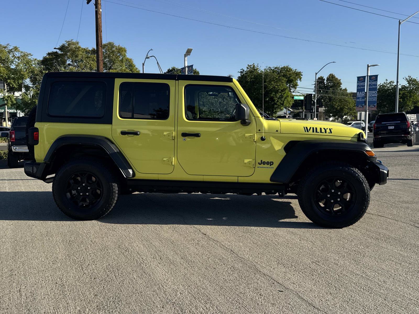 Used 2023 Jeep Wrangler Unlimited w/ Cold Weather Group AWD/4WD image 2