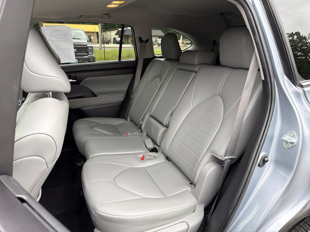 Used 2024 Toyota Highlander XLE AWD/4WD image 20