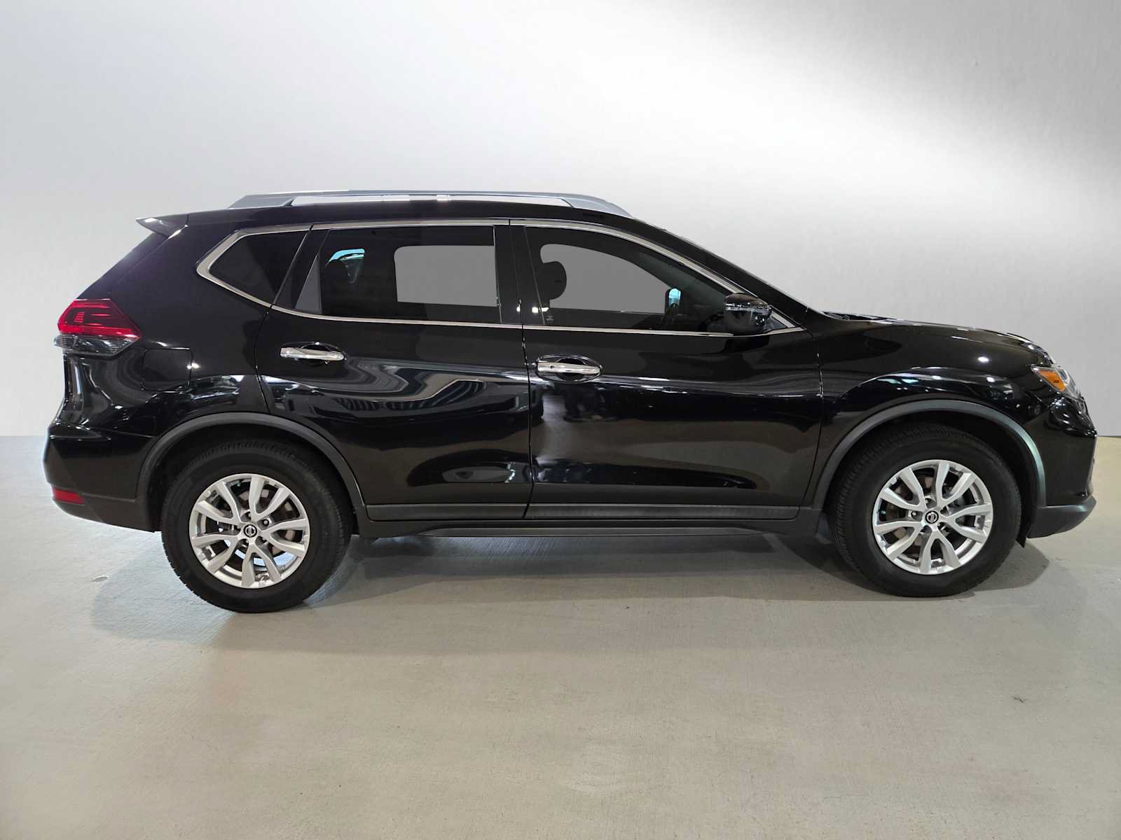Used 2019 Nissan Rogue SV FWD image 2